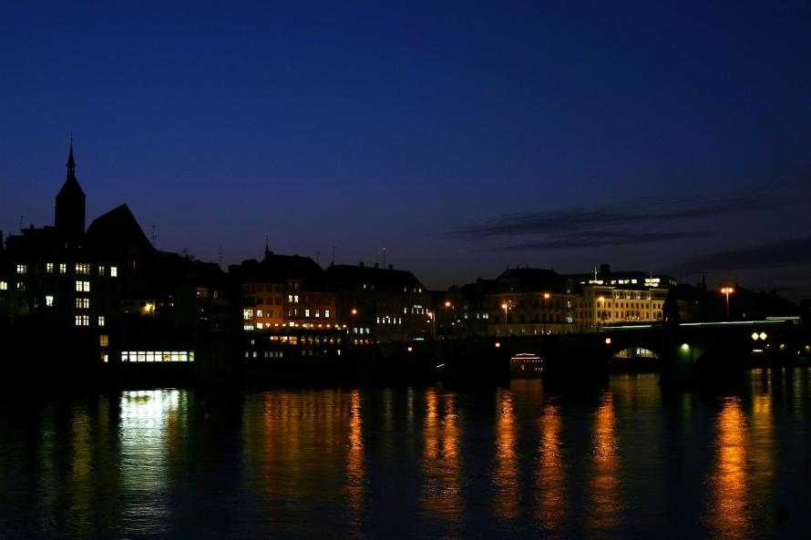 Mittlere Brücke (Basel) zur blauen Stunde